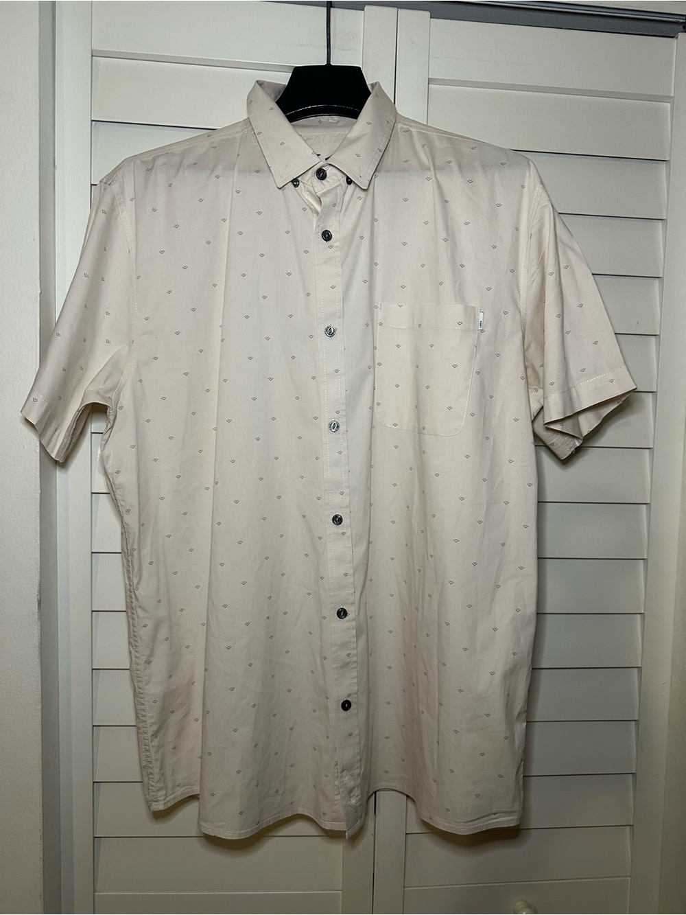 Vuori Men's Short-Sleeve Button-Up Shirt - Cream with Subtle Pattern